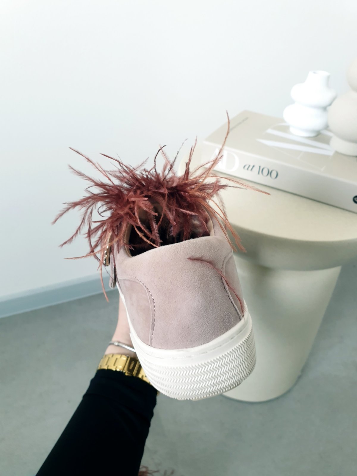 Extravagantné tenisky s pierkami 39