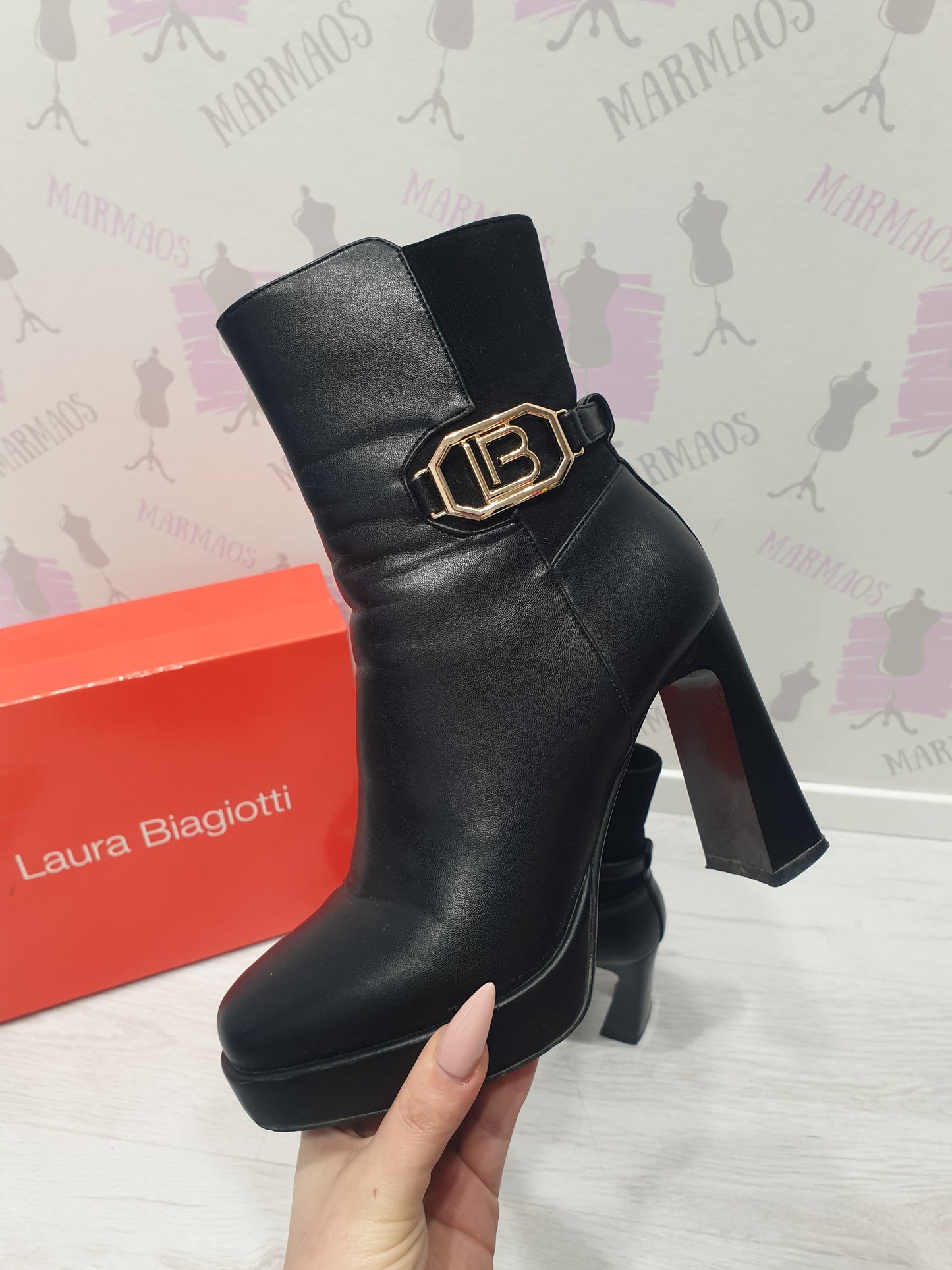 Laura Biagiotti kožené čižmy 36
