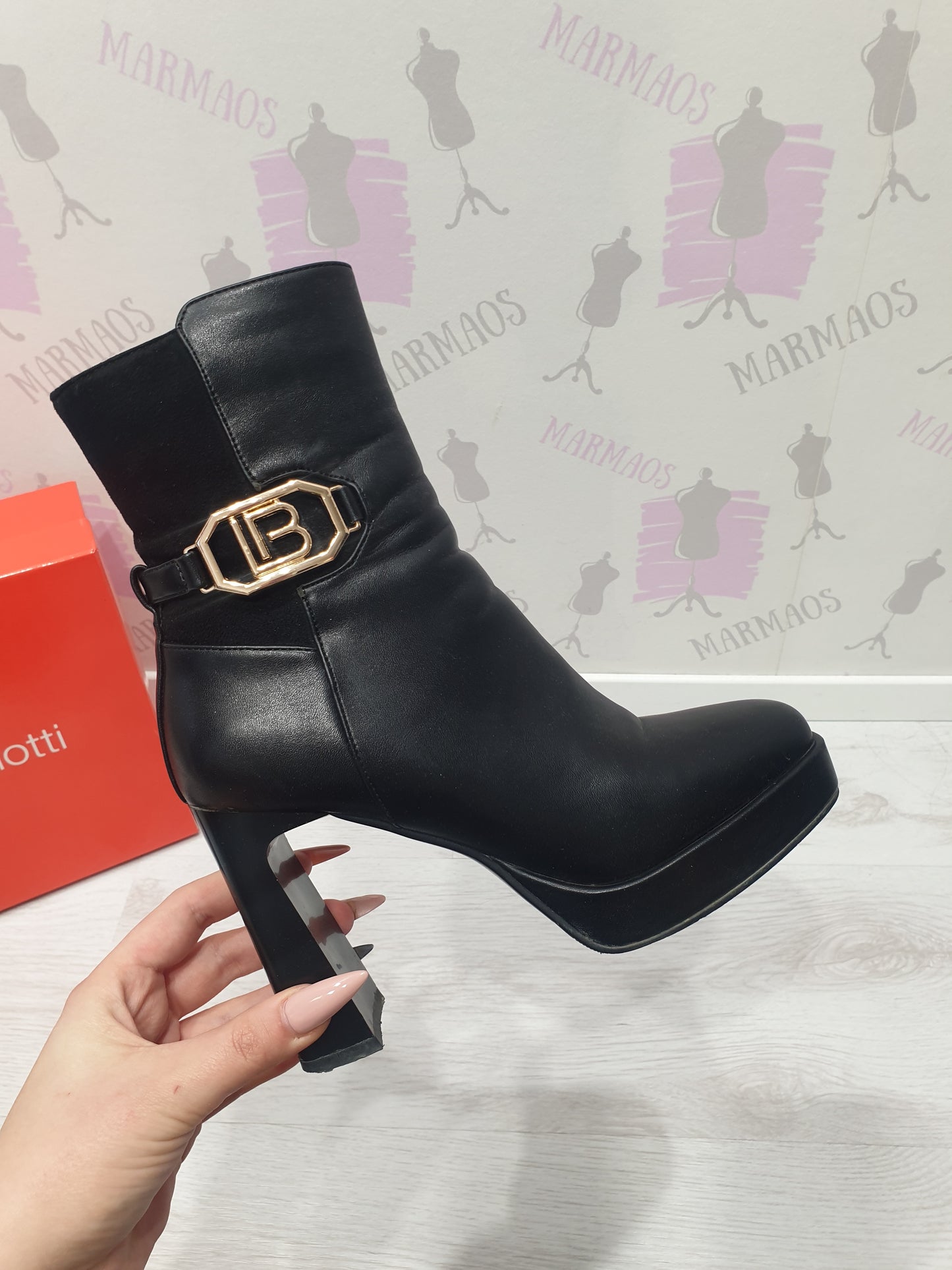 Laura Biagiotti kožené čižmy 36