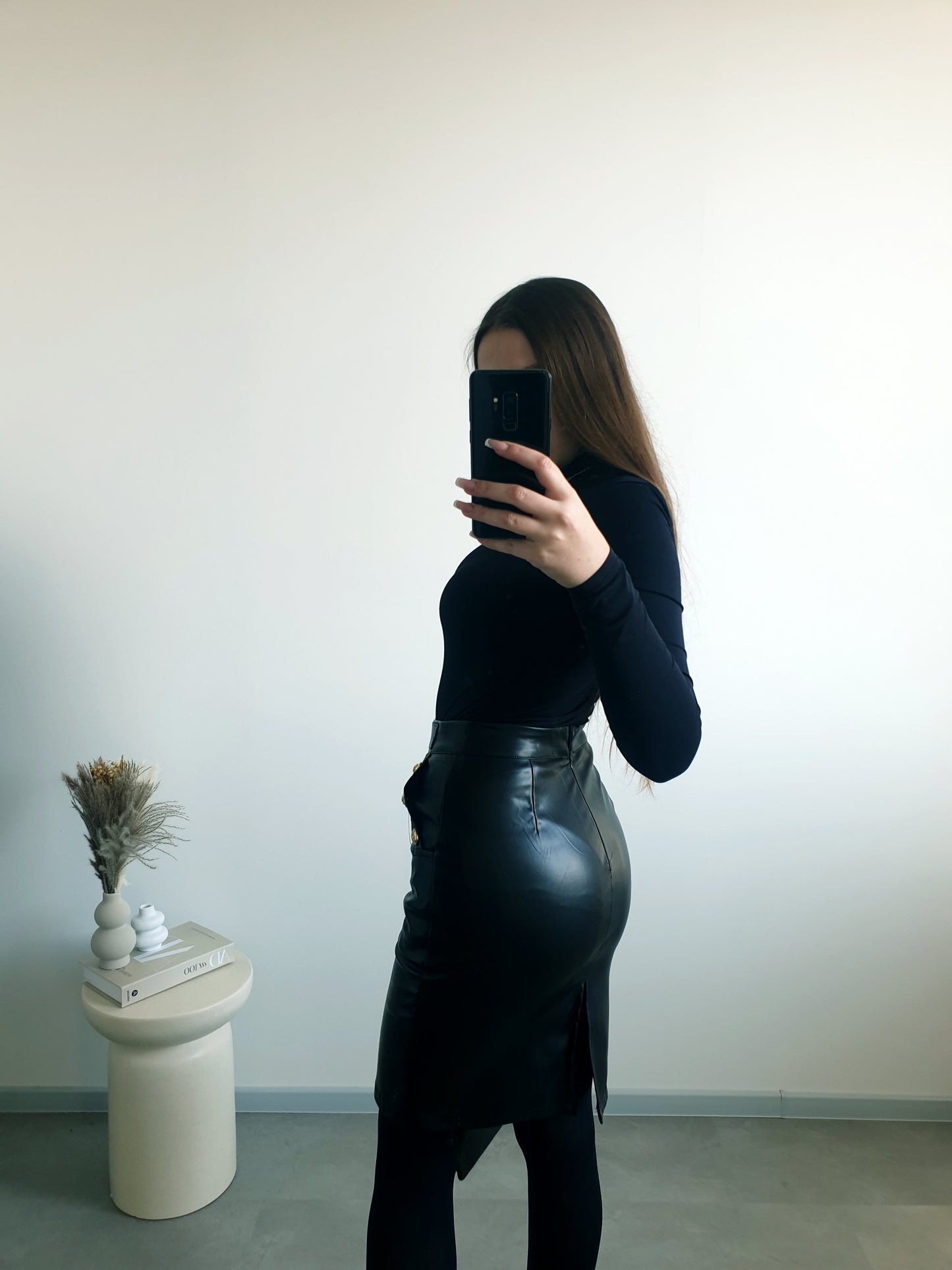 Koženková sukňa so zlatými detailmi S