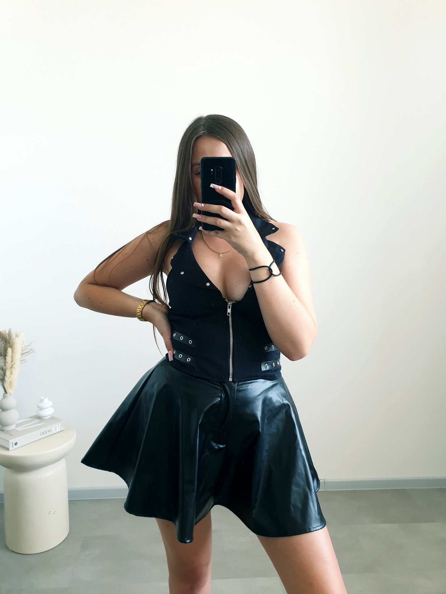 Extravagantný čierny top M