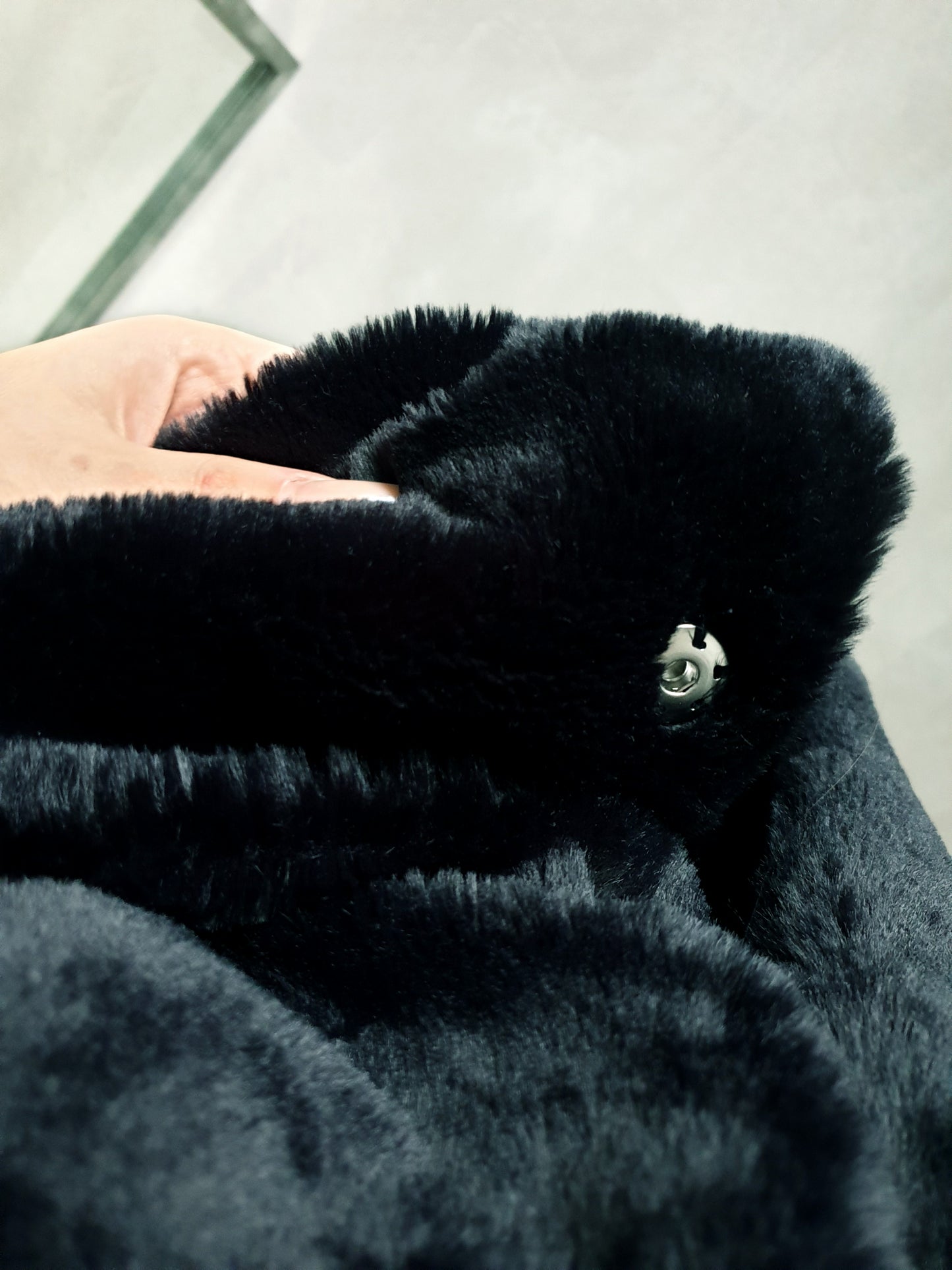 Čierny kožúšok 40