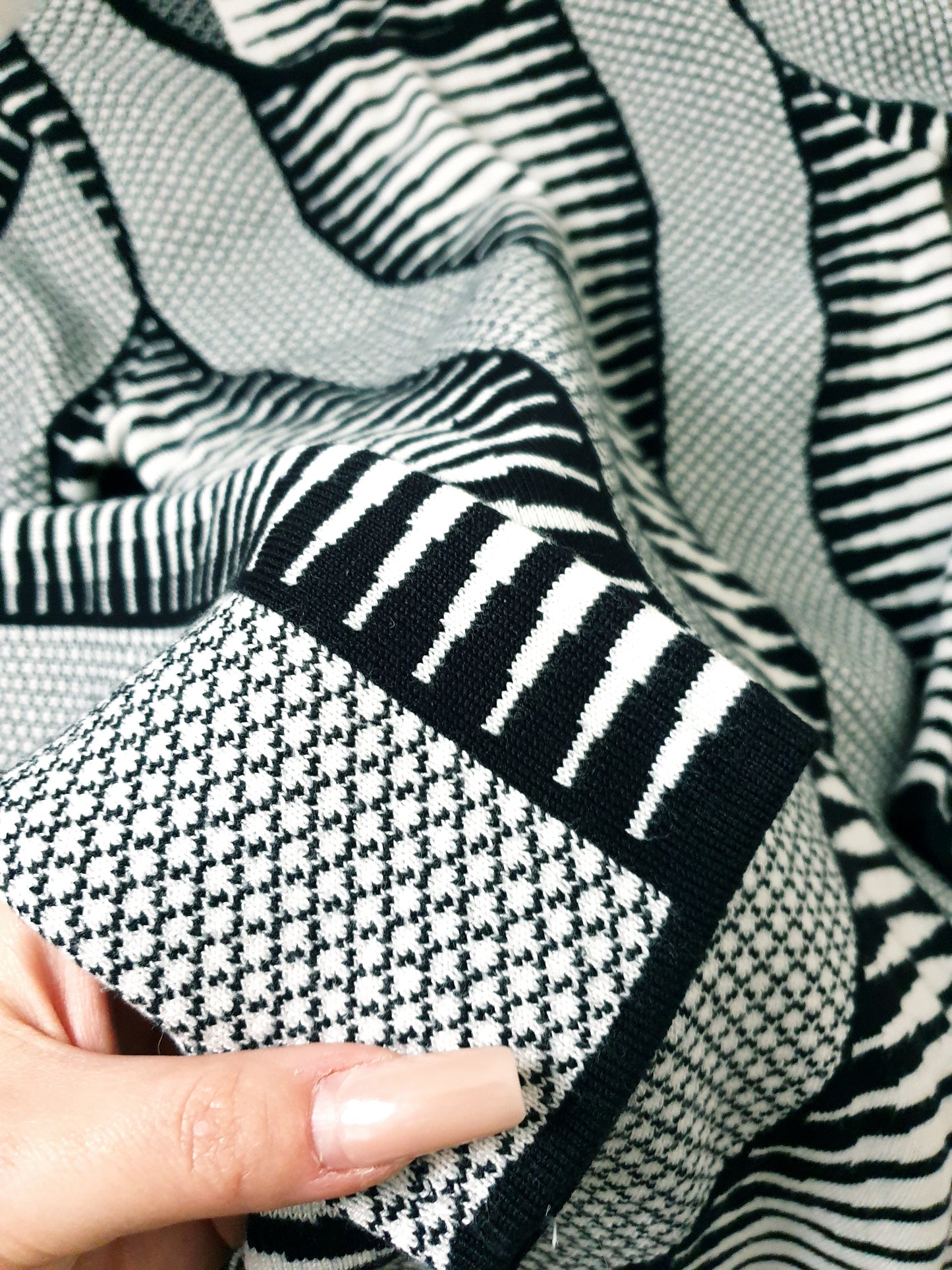 Svetríkové šaty S