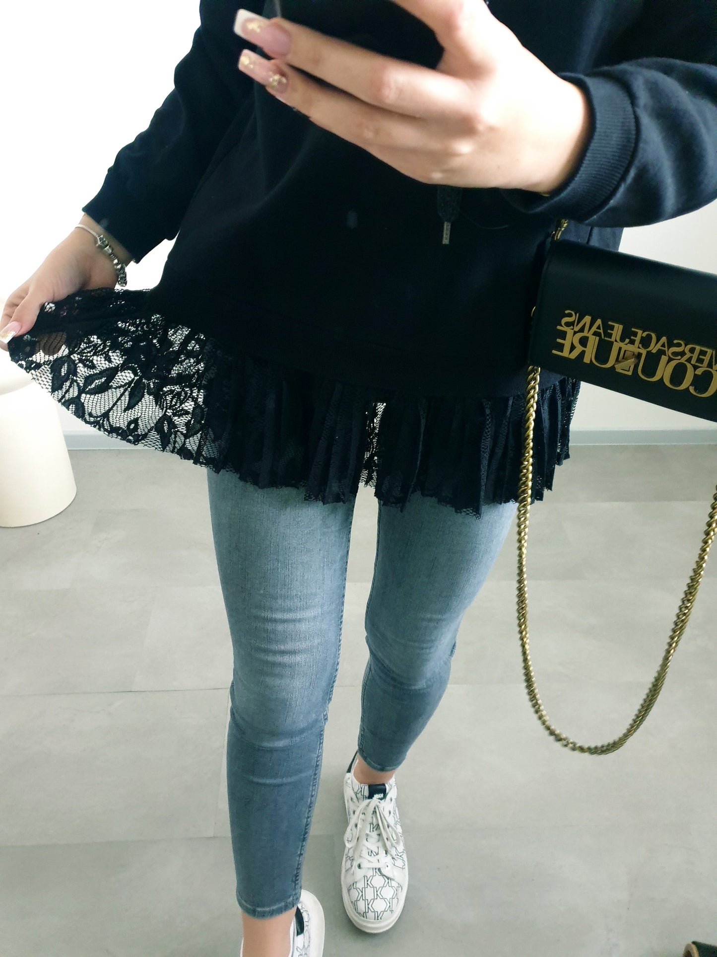 Čierna mikina s čipkou M/L