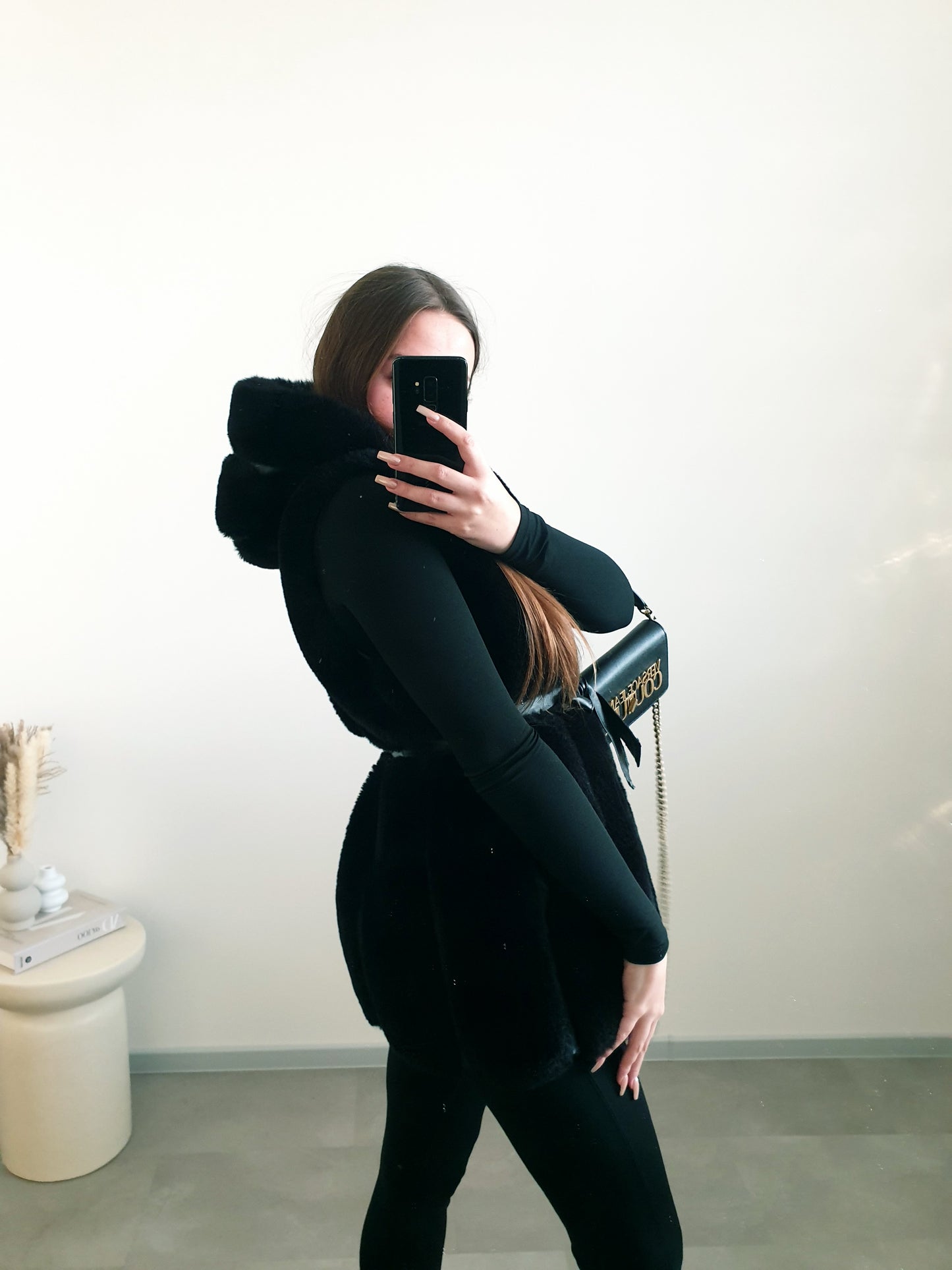 Čierna kožušinová vesta M