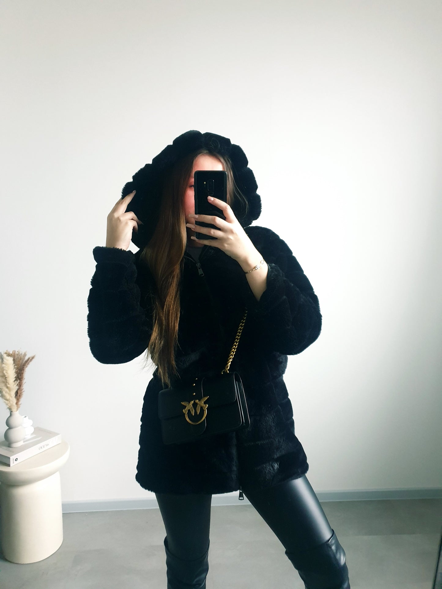 Čierny kožúšok M