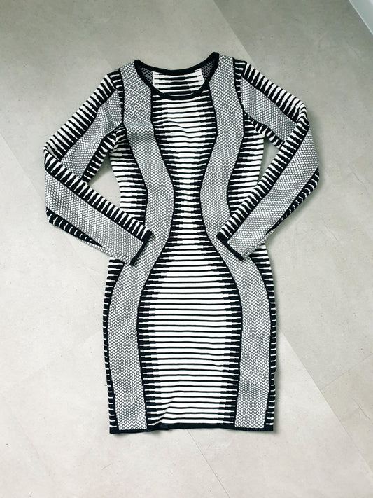 Svetríkové šaty S